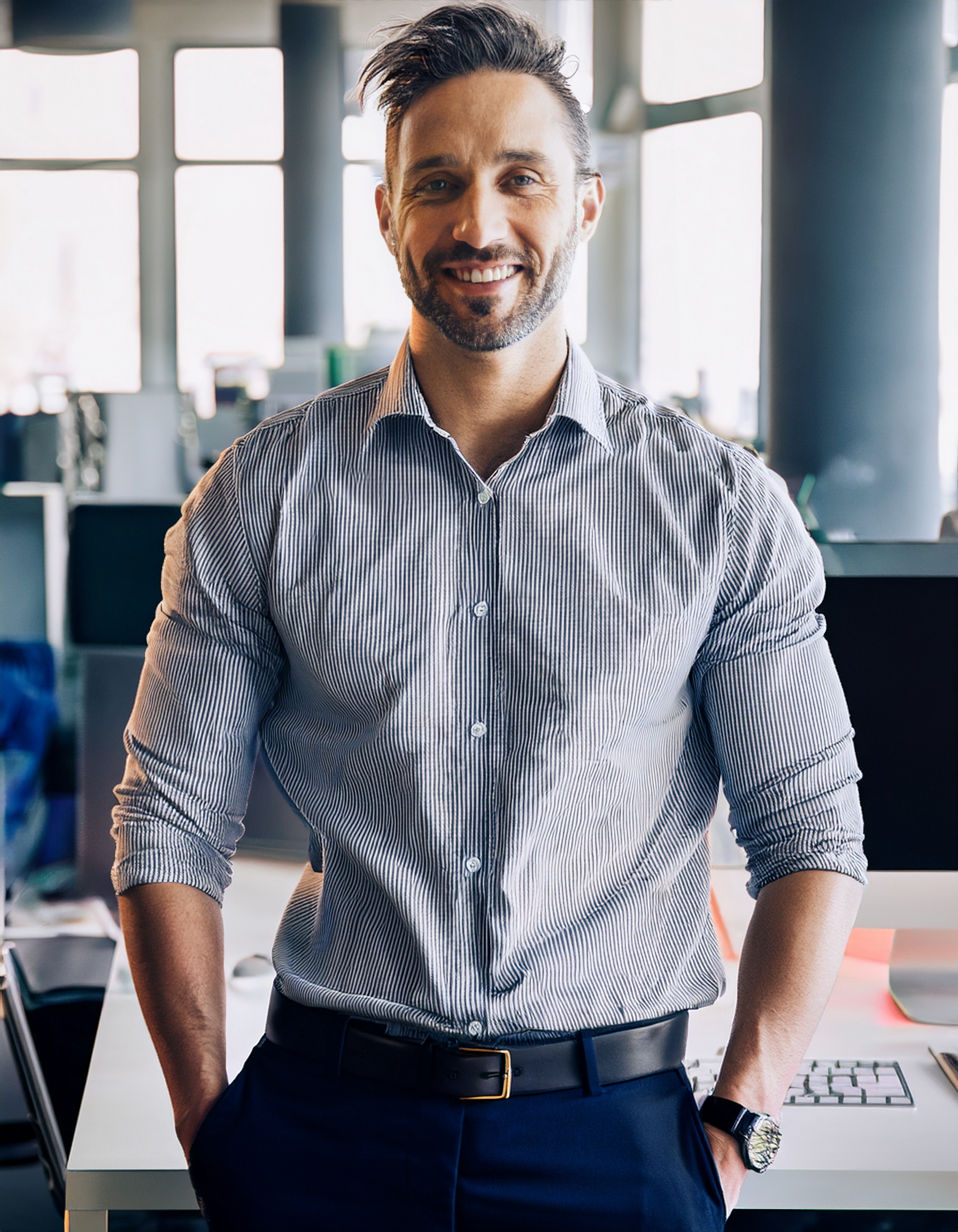 Portrait eines lächelnden Mannes in einem professionellen Umfeld